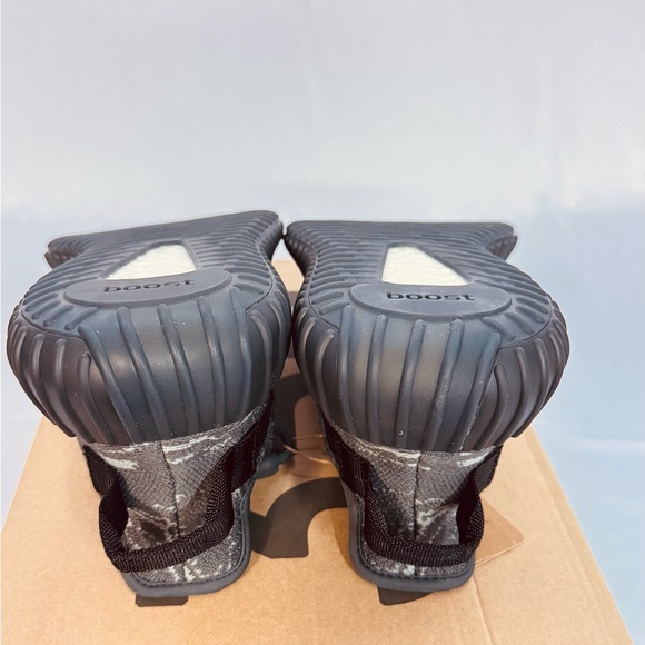 Adidas YEEZY Boost 350 V2 - Picture 9 of 12